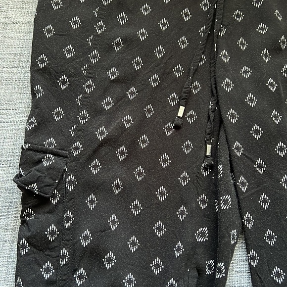 LIKE NEW Old Navy Pants, white and black design, size small. - Picture 2 of 5